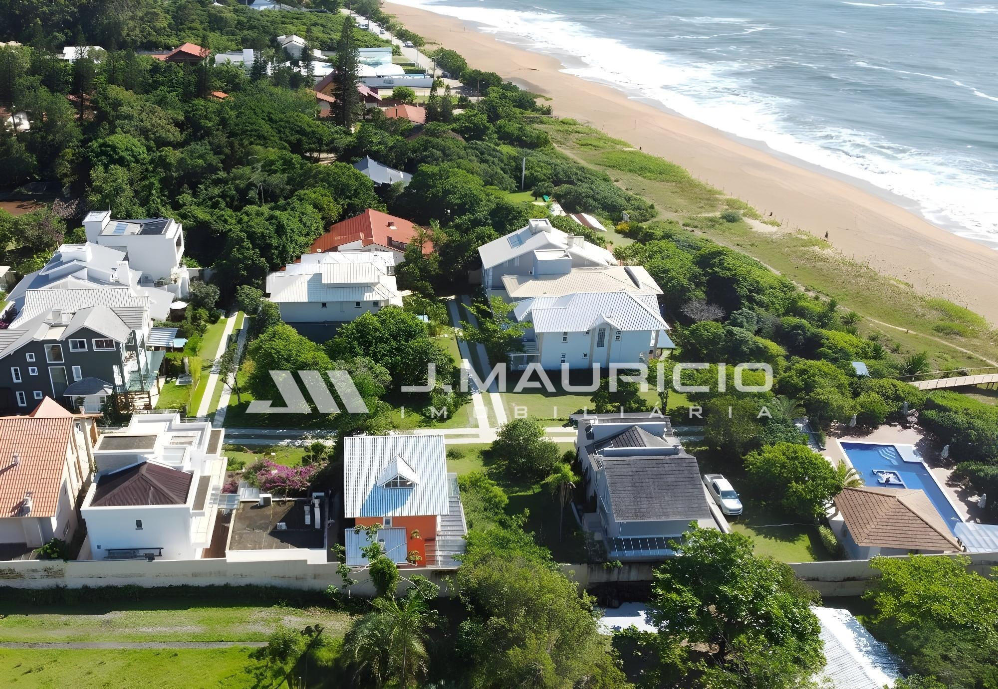 Casa em Condomínio Fechado na Praia do Estaleiro, em Balneário Camboriú