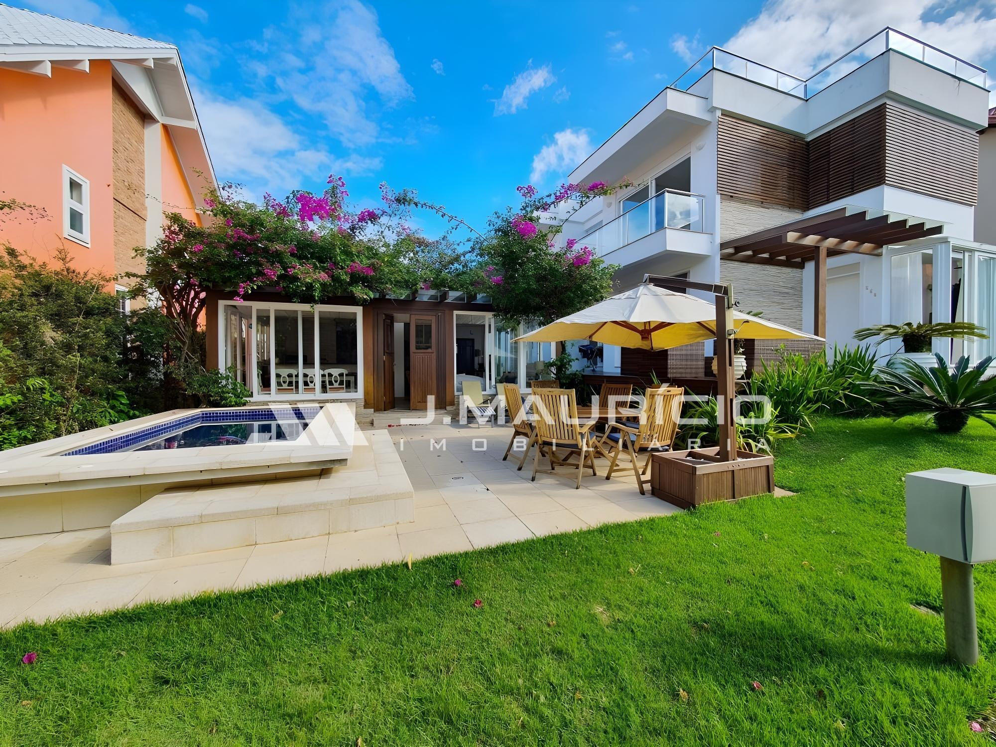 Casa em Condomínio Fechado na Praia do Estaleiro, em Balneário Camboriú