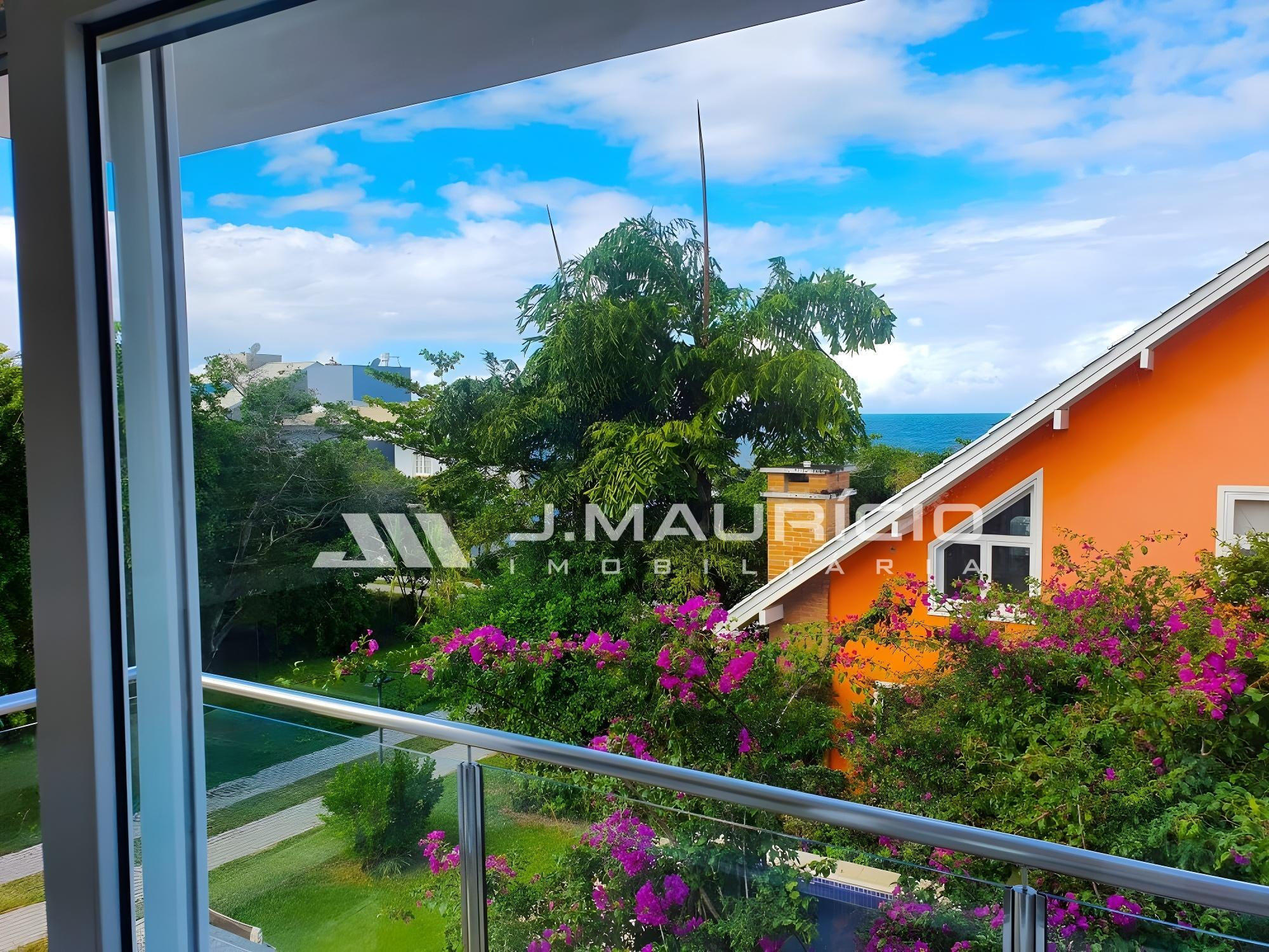 Casa em Condomínio Fechado na Praia do Estaleiro, em Balneário Camboriú