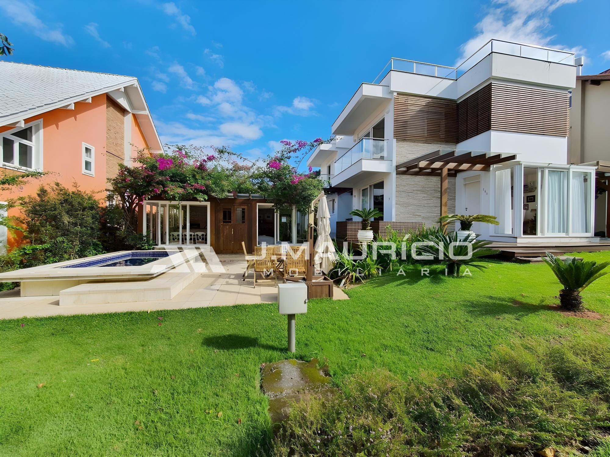 Casa em Condomínio Fechado na Praia do Estaleiro, em Balneário Camboriú