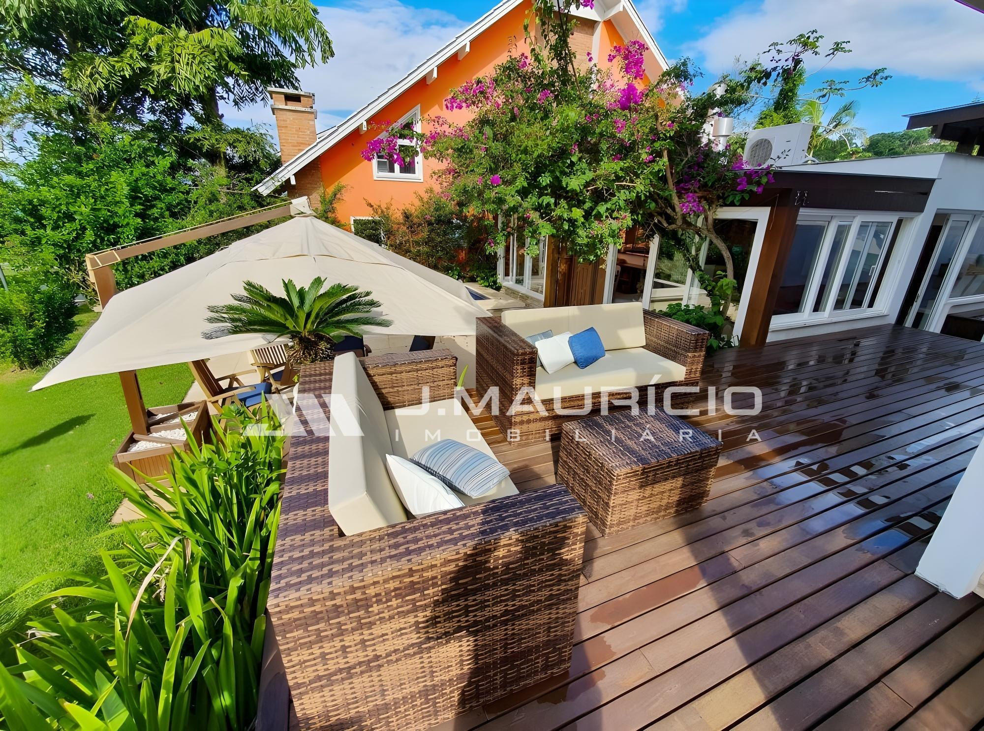 Casa em Condomínio Fechado na Praia do Estaleiro, em Balneário Camboriú