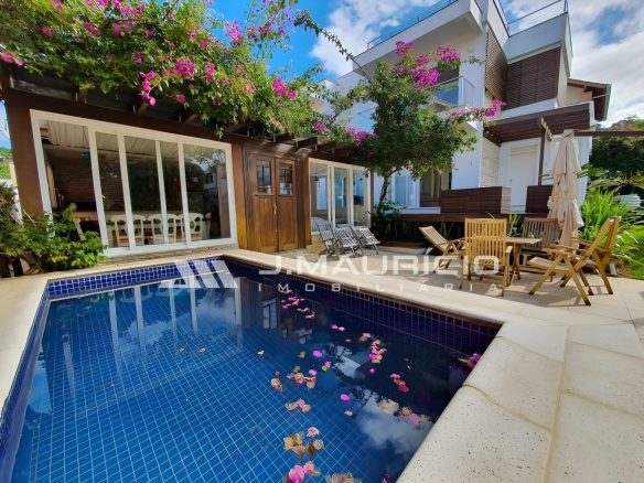 Casa em Condomínio Fechado na Praia do Estaleiro, em Balneário Camboriú