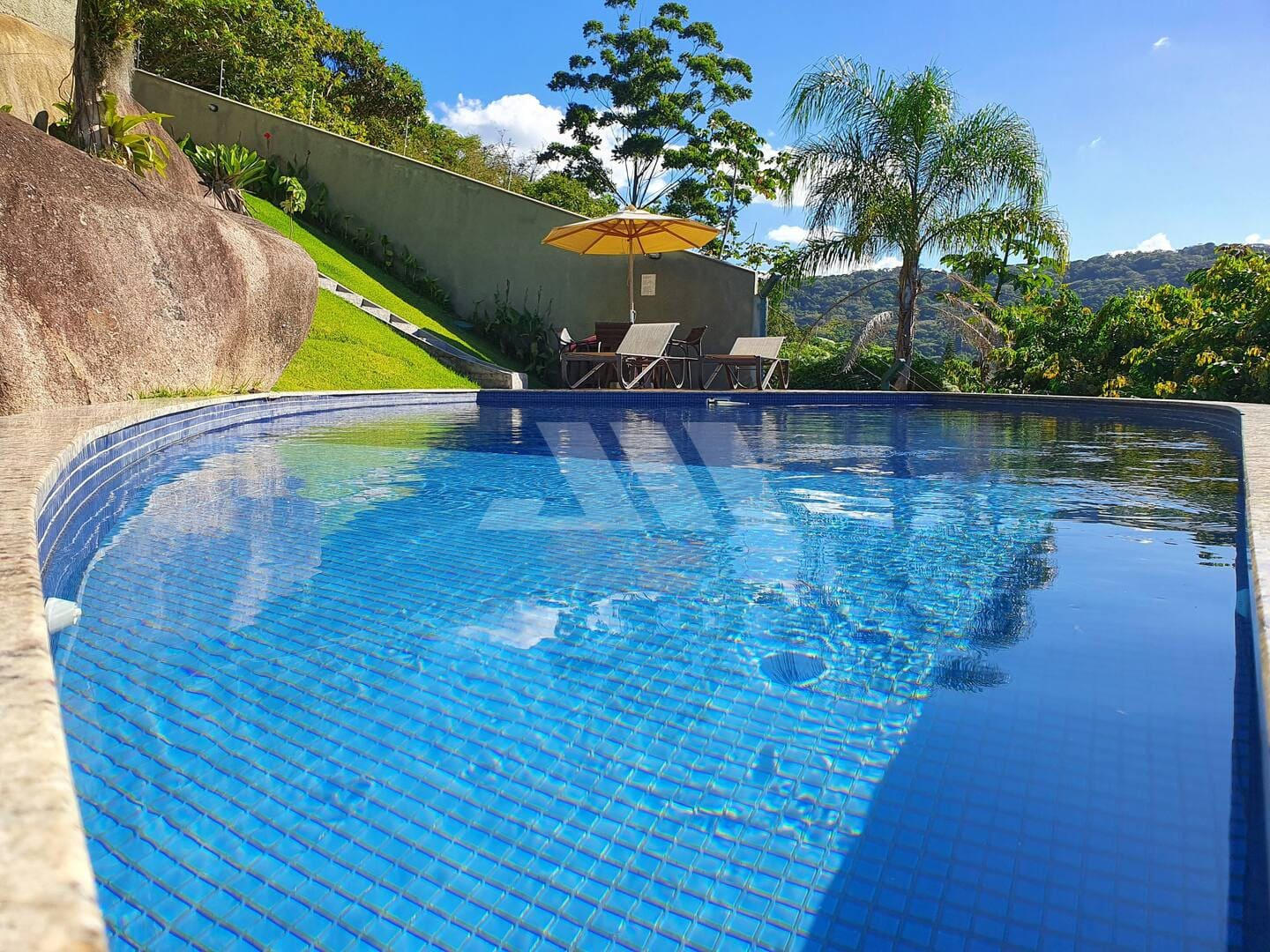Casa com Vista Espetacular e 8 Suítes na Praia do Estaleiro – Balneário Camboriú