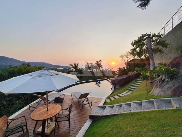 Casa com Vista Espetacular e 8 Suítes na Praia do Estaleiro – Balneário Camboriú