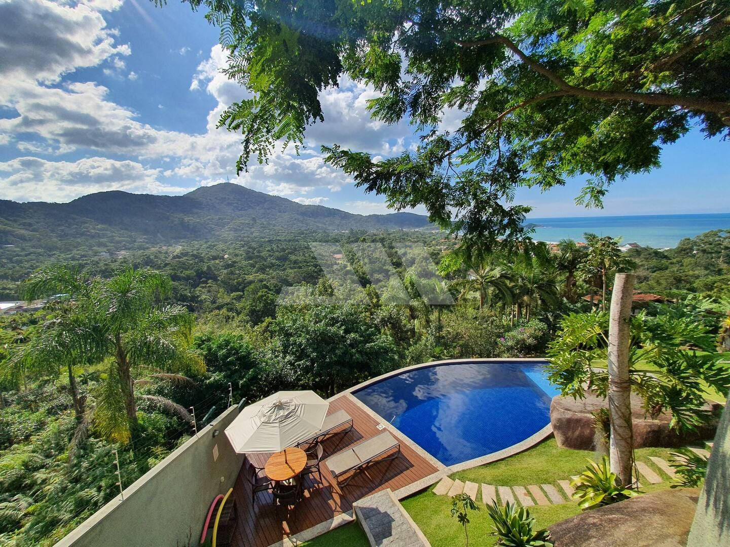 Casa com Vista Espetacular e 8 Suítes na Praia do Estaleiro – Balneário Camboriú
