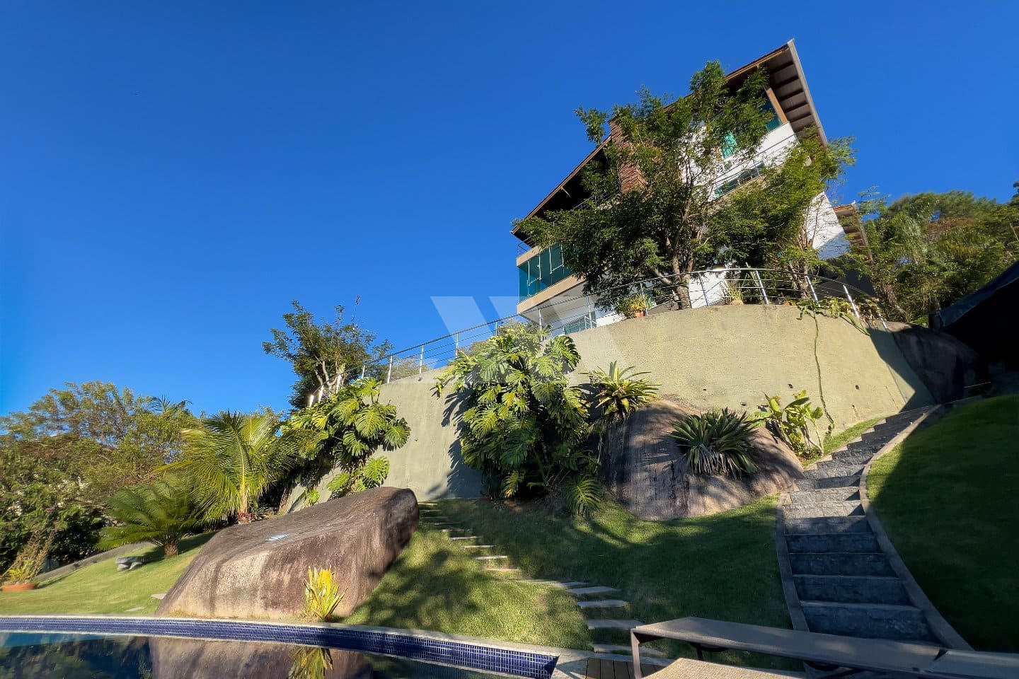 Casa com Vista Espetacular e 8 Suítes na Praia do Estaleiro – Balneário Camboriú