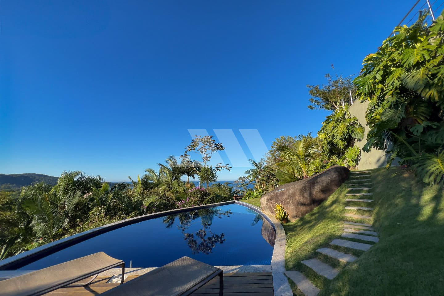 Casa com Vista Espetacular e 8 Suítes na Praia do Estaleiro – Balneário Camboriú