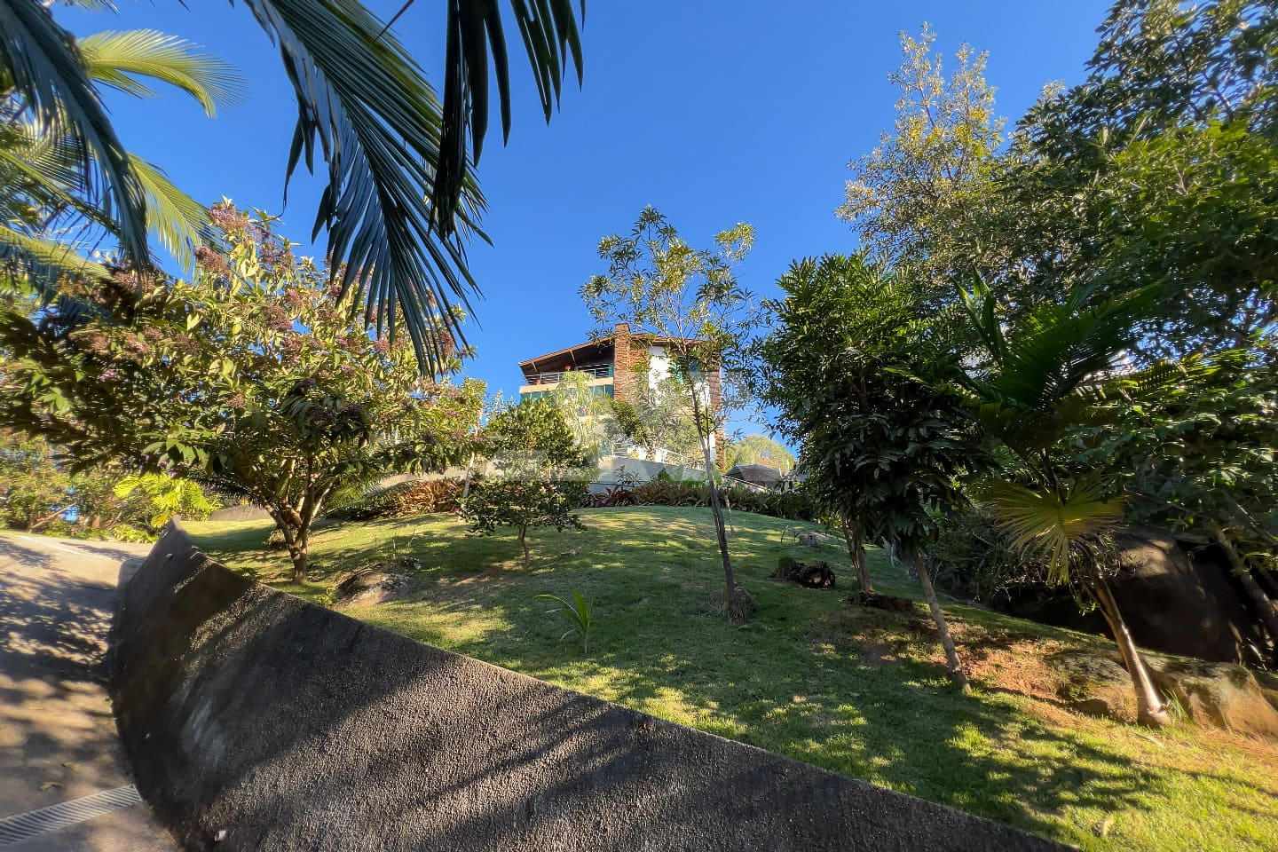 Casa com Vista Espetacular e 8 Suítes na Praia do Estaleiro – Balneário Camboriú