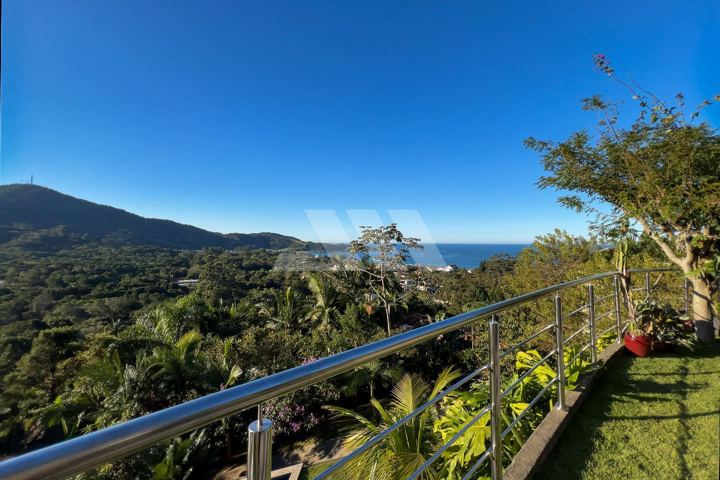 Casa com Vista Espetacular e 8 Suítes na Praia do Estaleiro – Balneário Camboriú
