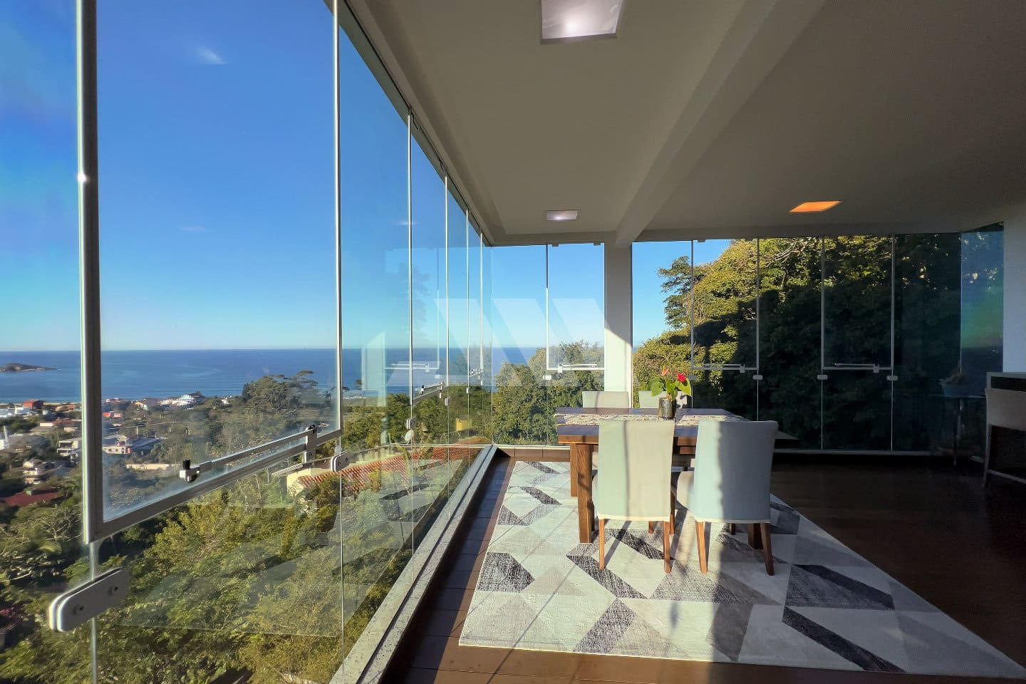 Casa com Vista Espetacular e 8 Suítes na Praia do Estaleiro – Balneário Camboriú