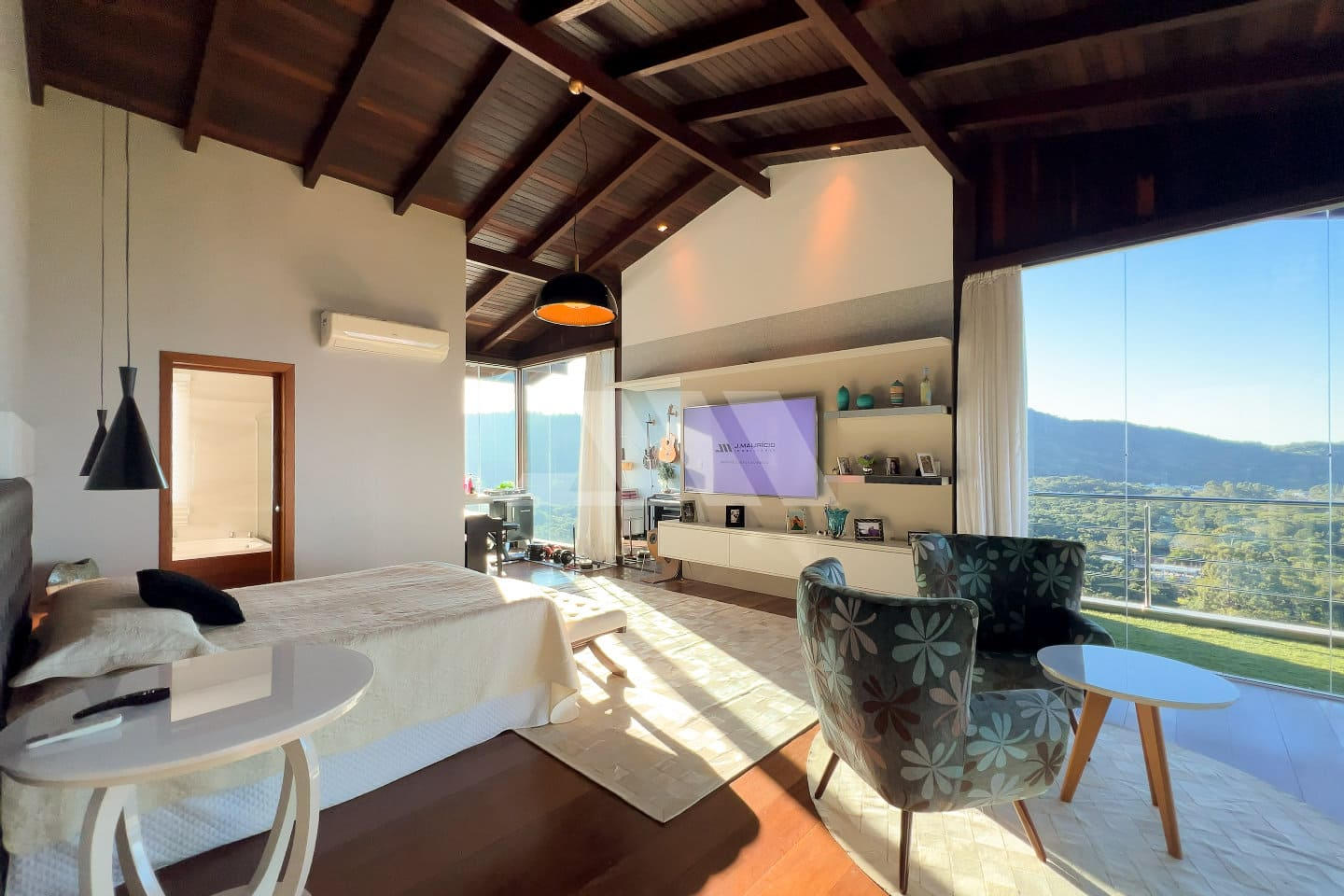 Casa com Vista Espetacular e 8 Suítes na Praia do Estaleiro – Balneário Camboriú