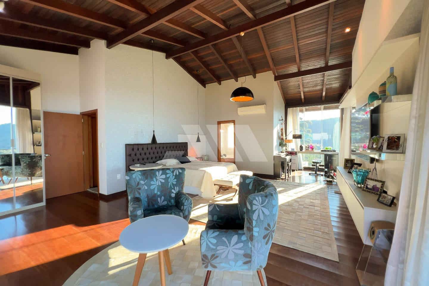 Casa com Vista Espetacular e 8 Suítes na Praia do Estaleiro – Balneário Camboriú