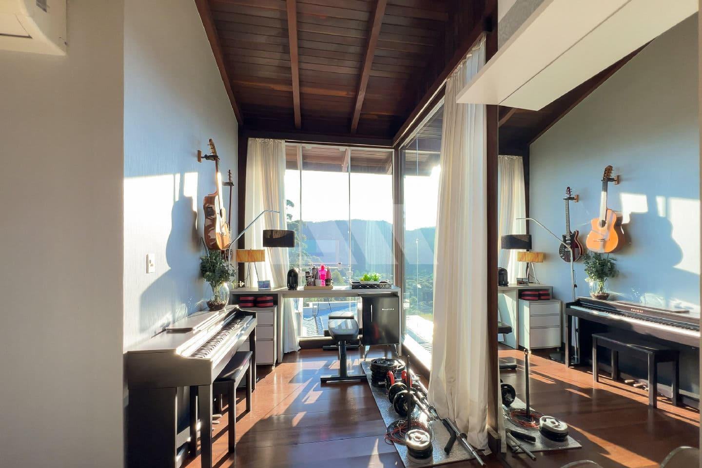 Casa com Vista Espetacular e 8 Suítes na Praia do Estaleiro – Balneário Camboriú