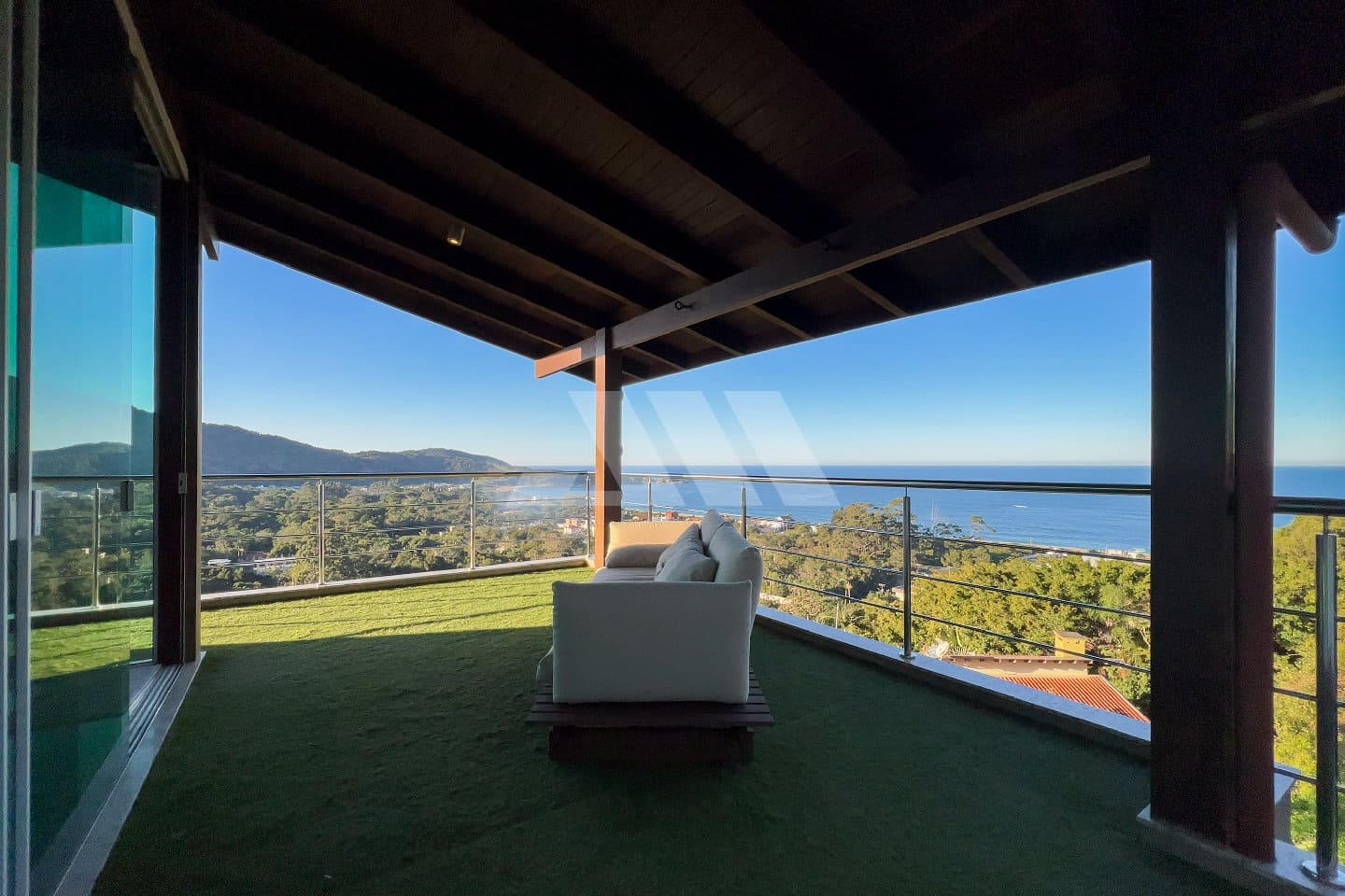 Casa com Vista Espetacular e 8 Suítes na Praia do Estaleiro – Balneário Camboriú