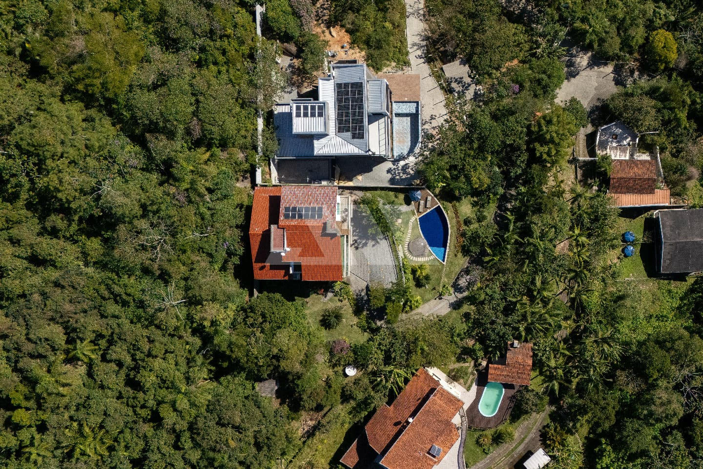 Casa com Vista Espetacular e 8 Suítes na Praia do Estaleiro – Balneário Camboriú