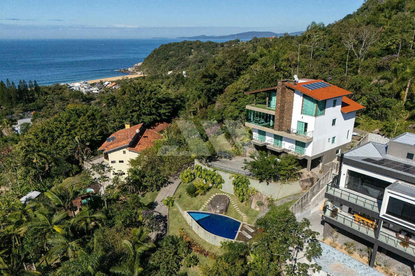 Casa com Vista Espetacular e 8 Suítes na Praia do Estaleiro – Balneário Camboriú