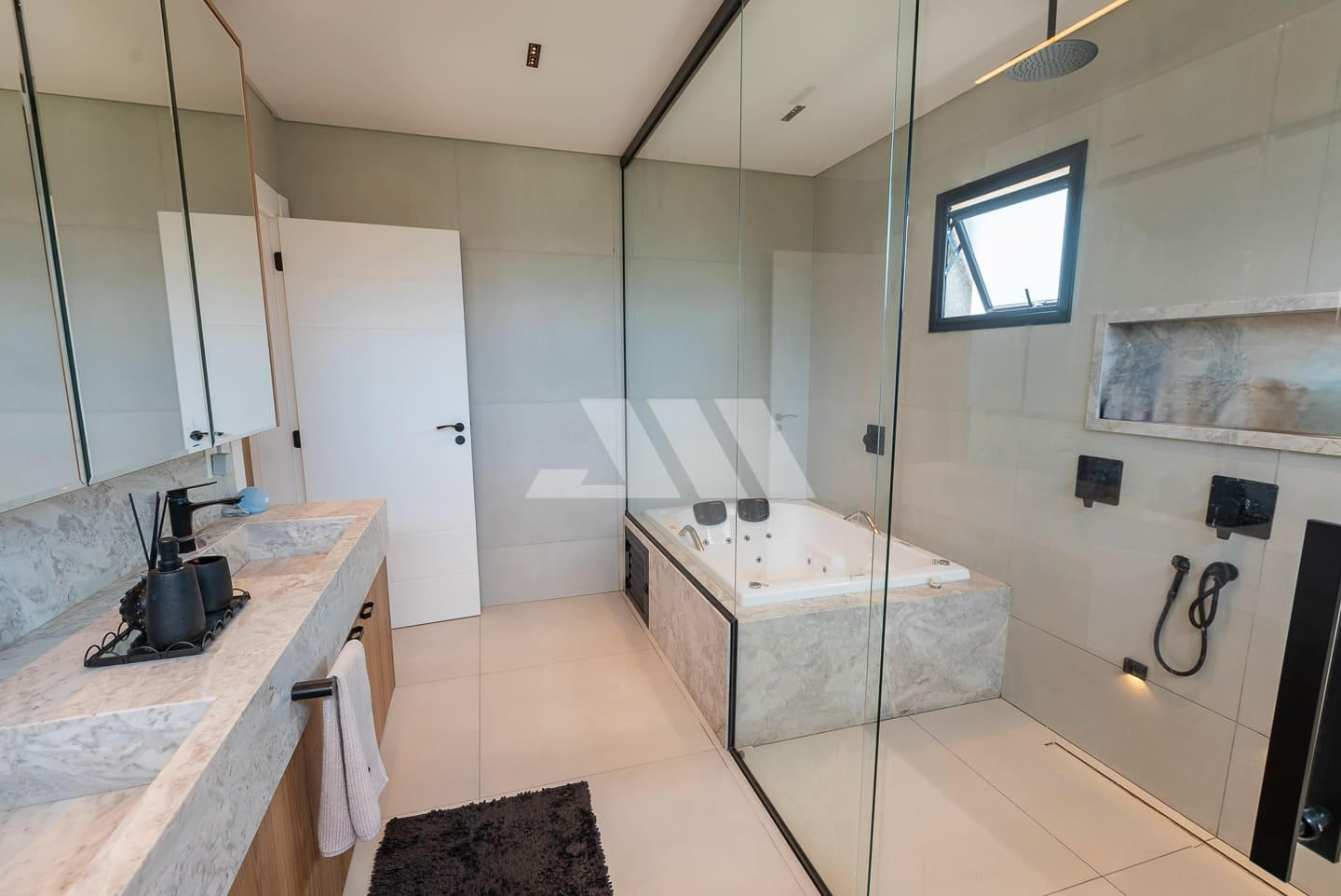 Casa no Condomínio Vivendas do Atlântico: Luxo e Inovação na Praia do Estaleiro