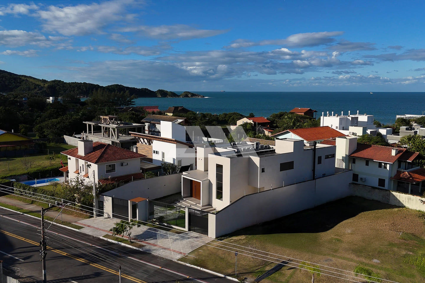 Casa no Condomínio Vivendas do Atlântico: Luxo e Inovação na Praia do Estaleiro