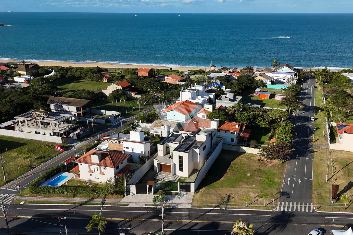 Casa no Condomínio Vivendas do Atlântico: Luxo e Inovação na Praia do Estaleiro