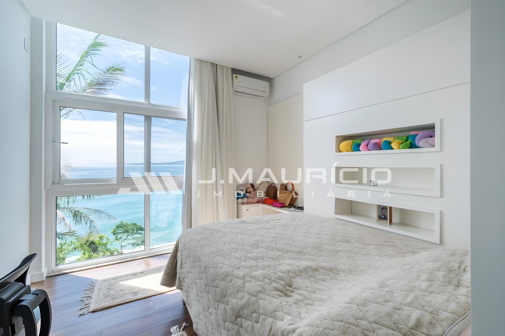 Casa com vista para o mar no condomínio Costa Azul