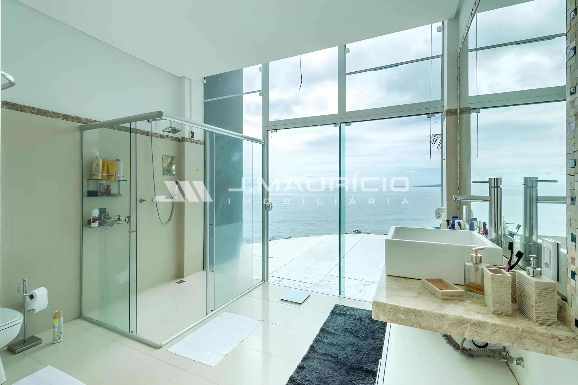 Casa com vista para o mar no condomínio Costa Azul