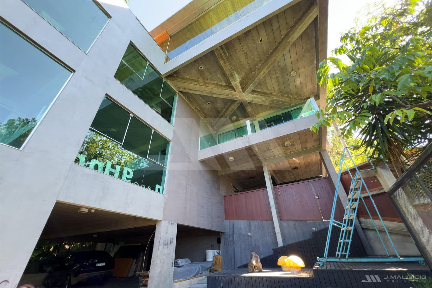Casa de Alto Padrão com Vista Mar e Arquitetura Autoral