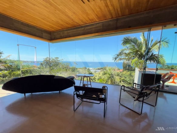 Casa de Alto Padrão com Vista Mar e Arquitetura Autoral