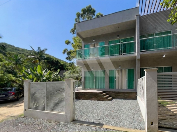 Casa geminada na Praia do Estaleiro