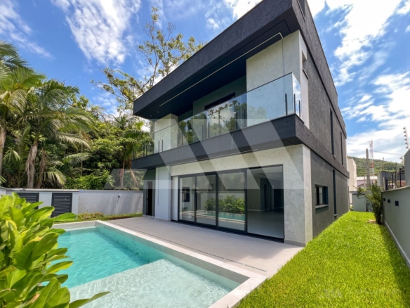 Casa de alto padrão na Praia do Estaleiro