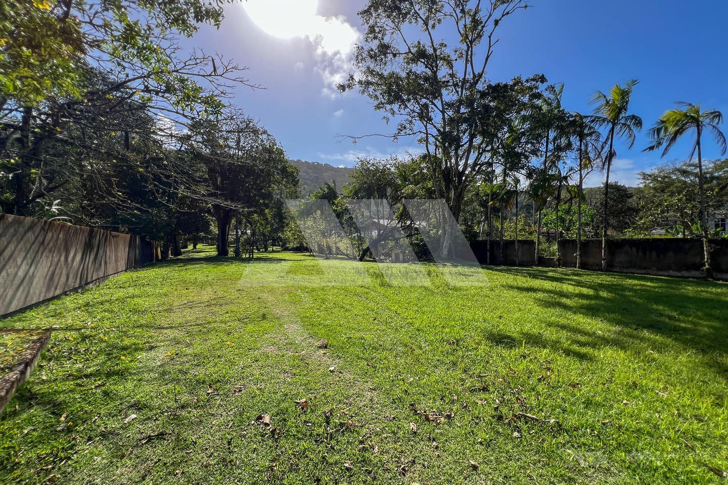 Terreno com perfil de sítio na Praia do Estaleiro