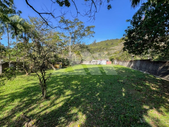 Terreno com perfil de sítio na Praia do Estaleiro
