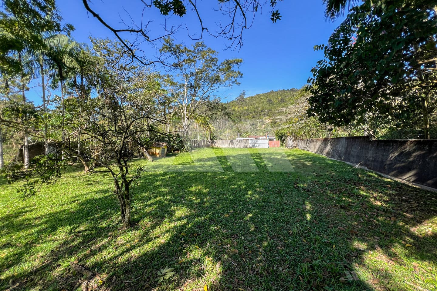 Terreno Com Perfil De Sítio Na Praia Do Estaleiro 14 Terreno com perfil de sítio na Praia do Estaleiro