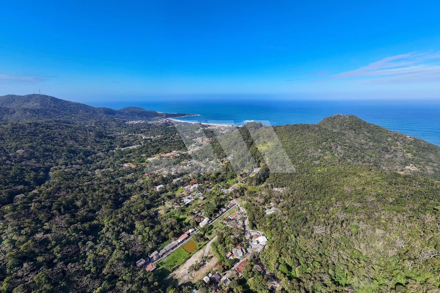 Terreno com perfil de sítio na Praia do Estaleiro
