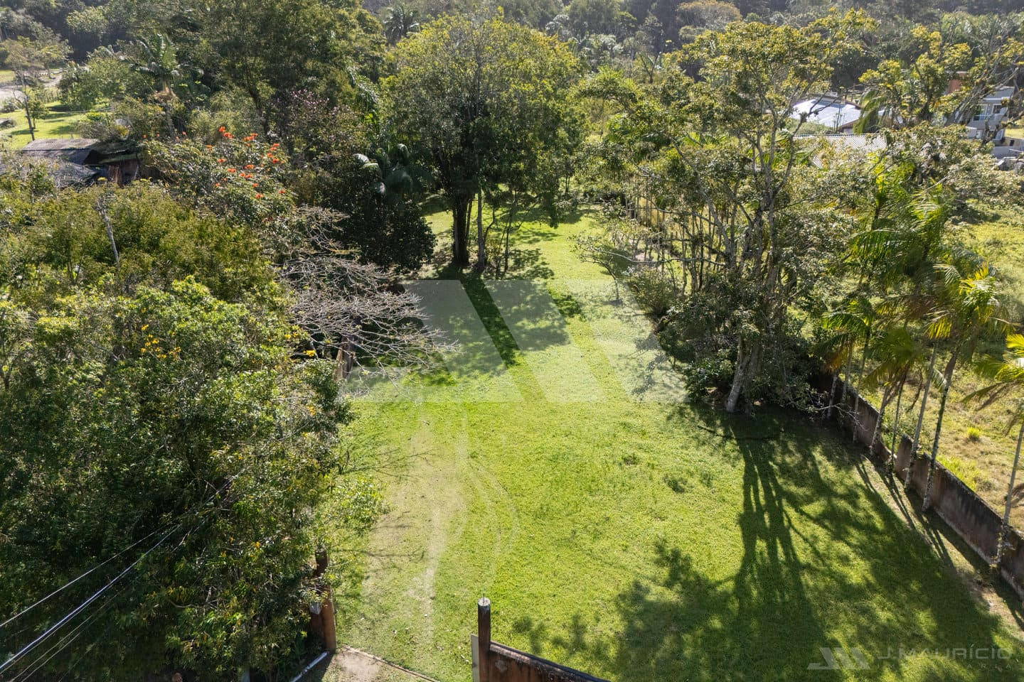 Terreno com perfil de sítio na Praia do Estaleiro