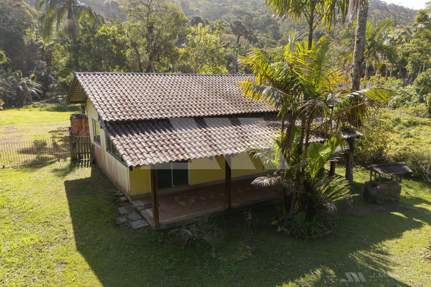 Terreno com perfil de sítio na Praia do Estaleiro