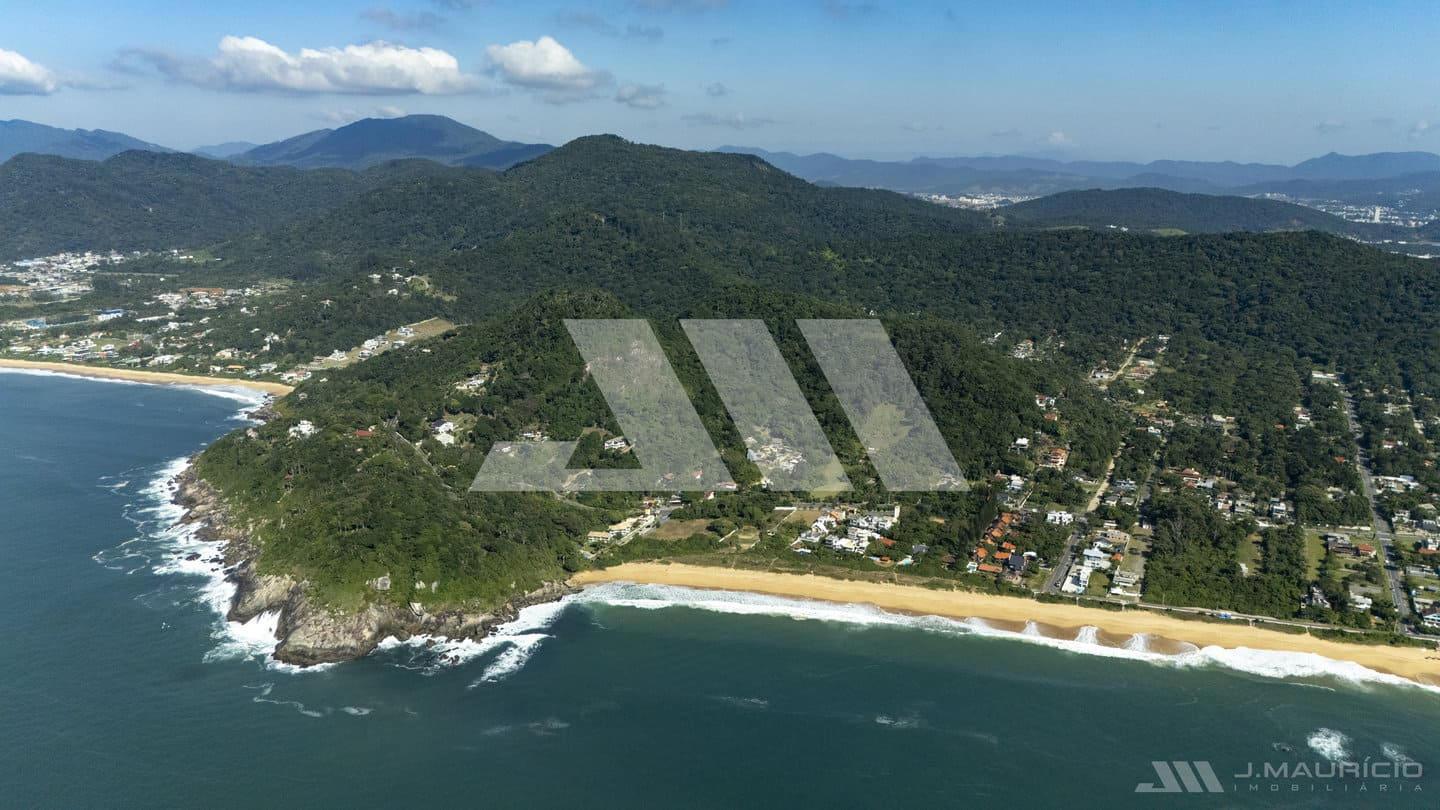 Terreno à venda a 90 metros do mar na Praia do Estaleiro