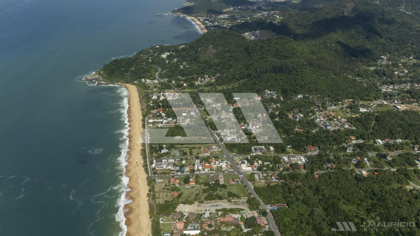 Terreno à venda a 90 metros do mar na Praia do Estaleiro