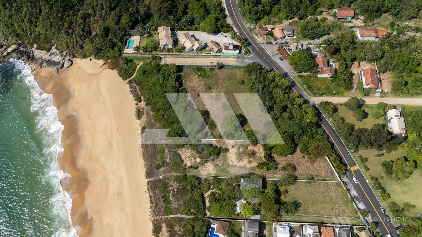 Terreno à venda a 90 metros do mar na Praia do Estaleiro
