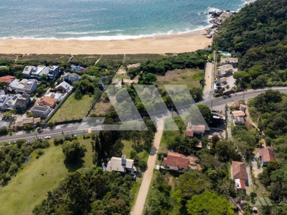 Terreno à venda a 90 metros do mar na Praia do Estaleiro