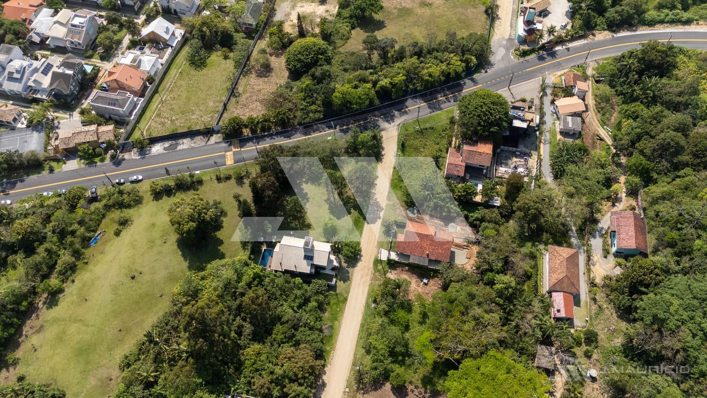 Terreno à venda a 90 metros do mar na Praia do Estaleiro