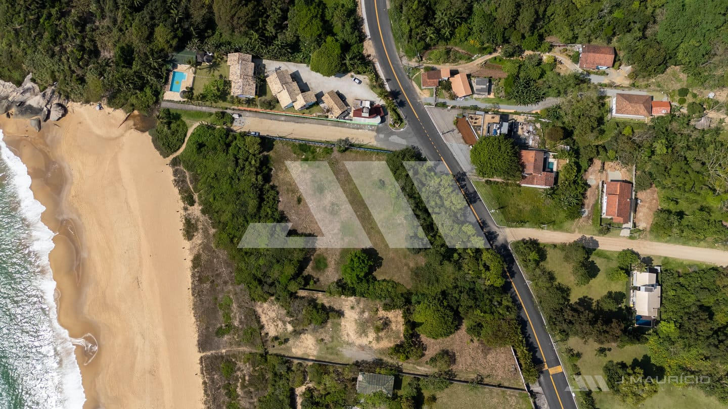 Terreno à venda a 90 metros do mar na Praia do Estaleiro