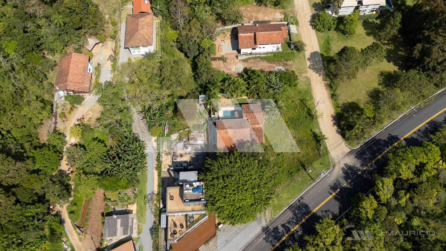 Terreno à venda a 90 metros do mar na Praia do Estaleiro