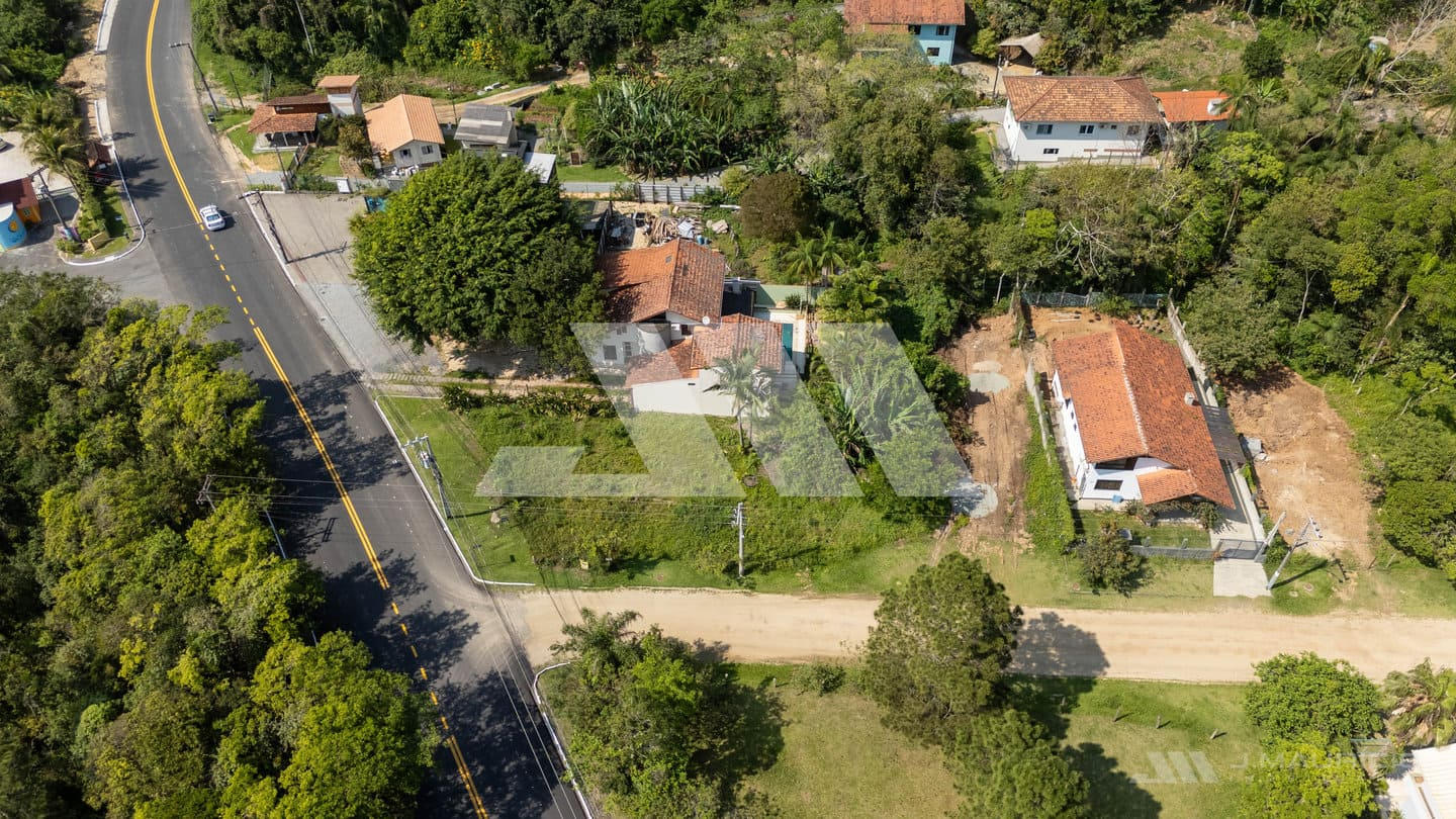 Terreno à venda a 90 metros do mar na Praia do Estaleiro
