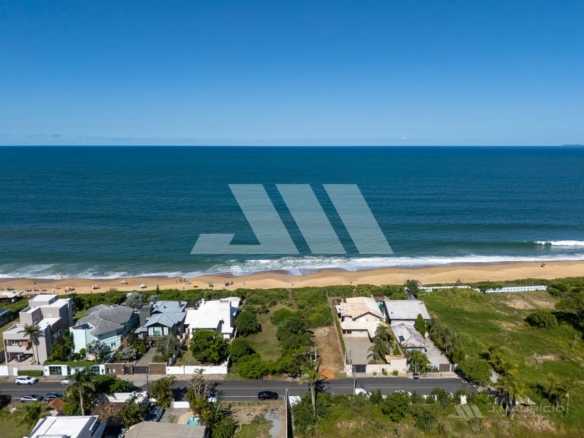 Terreno frente-mar no Estaleirinho