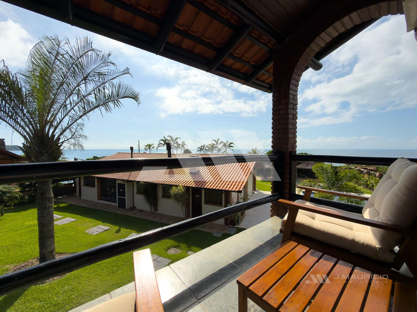 Casa frente-mar na Praia do Estaleiro em condomínio fechado