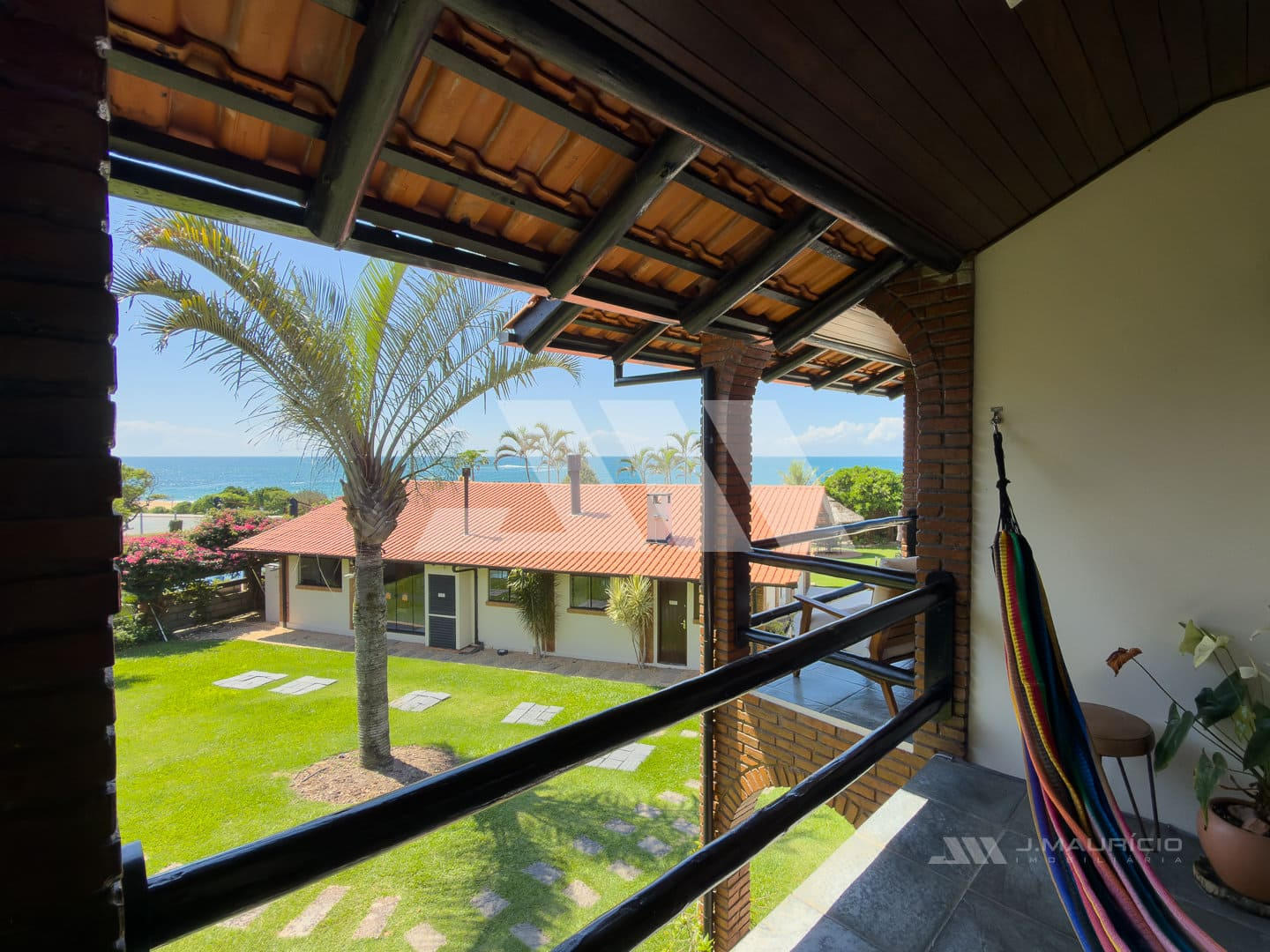 Casa frente-mar na Praia do Estaleiro em condomínio fechado