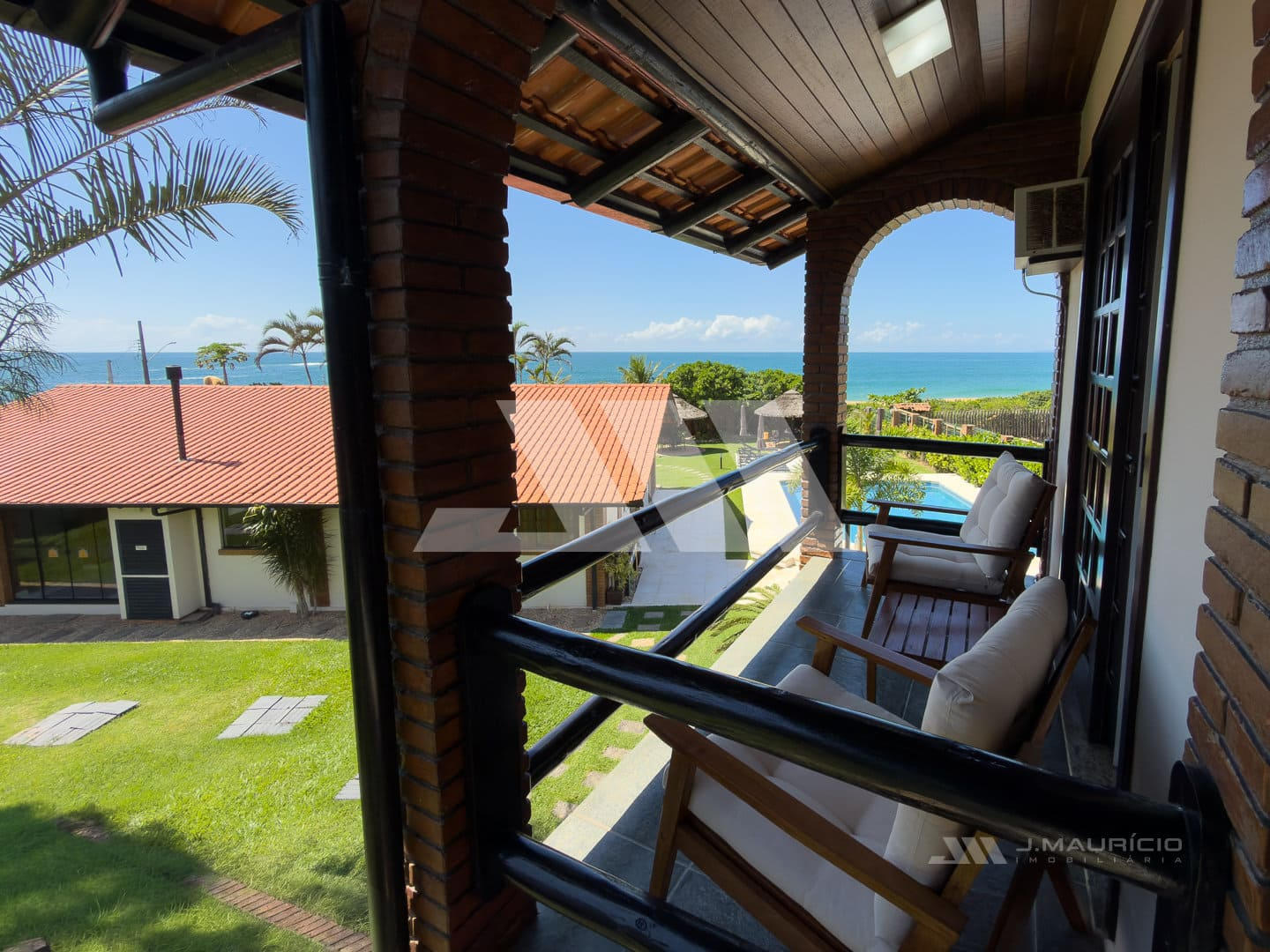Casa frente-mar na Praia do Estaleiro em condomínio fechado