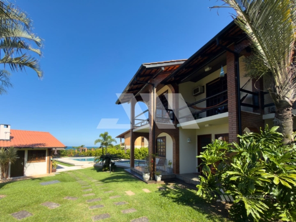 Casa frente-mar na Praia do Estaleiro em condomínio fechado