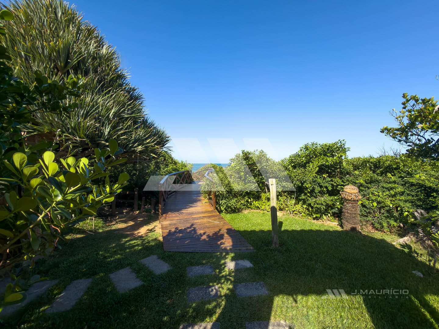 Casa frente-mar na Praia do Estaleiro em condomínio fechado