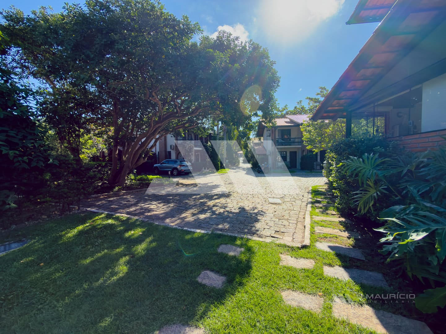 Casa frente-mar na Praia do Estaleiro em condomínio fechado